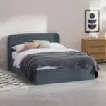 سرير مخملي رمادي, بتصميم أنيق, يمنح غرفتك لمسة فاخرة