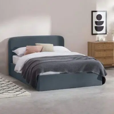 سرير مخملي رمادي, بتصميم أنيق, يمنح غرفتك لمسة فاخرة