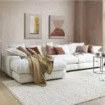 كنبة زاوية باللون ابيض انيق ,تضيف إشراقًا وفخامة لأي مساحة، بتصميم عصري, وخامات عالية الجودة