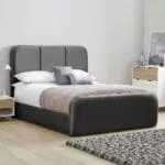 سرير مخملي باللون الرمادي