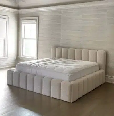 سرير مخملي بلون اوف وايت