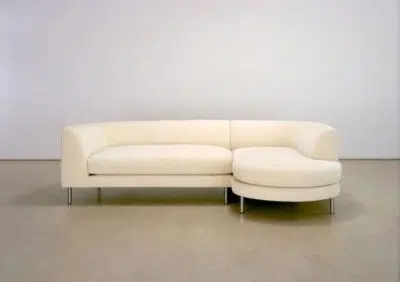 كنب قماش مخمل, بتصميم فاخر وملمس ناعم، يضفي لمسة راقية على ديكور المنزل