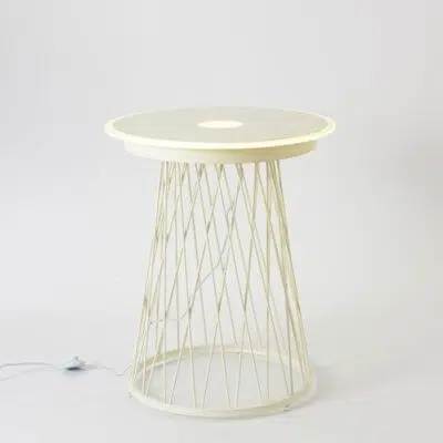 طاولة جانبية بإضاءة، مودرن هاوس، الأحسن بالسعودية، خامات فاخرة