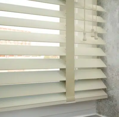 ⁦ستائر خشبية كلاسيكية - أبيض⁩ - الصورة ⁦3⁩