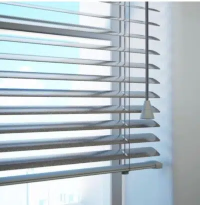 ⁦ستائر شرائح الألمنيوم الكلاسيكية - فضي⁩ - الصورة ⁦2⁩