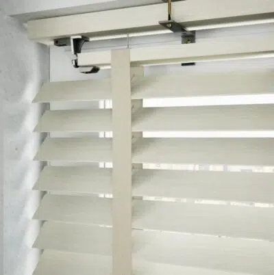 ⁦ستائر خشبية كلاسيكية - رمادي فاتح⁩ - الصورة ⁦2⁩