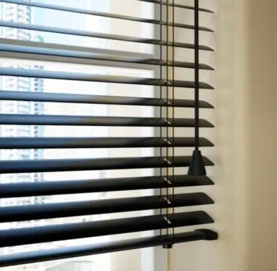 ⁦ستائر شرائح الألمنيوم الكلاسيكية - أسود⁩ - الصورة ⁦2⁩