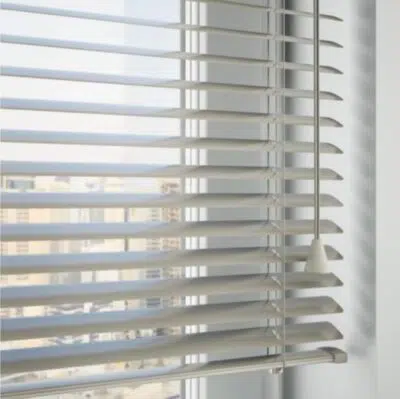 ⁦ستائر شرائح الألمنيوم الكلاسيكية - رمادي⁩ - الصورة ⁦2⁩