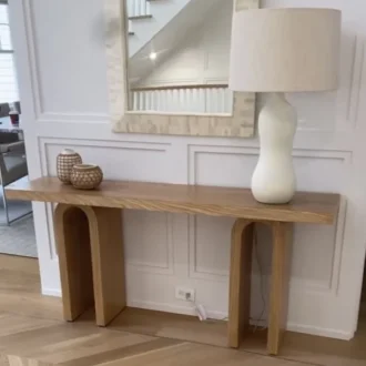 كونسول خشبي بتصميم كلاسيكي ,من مودرن هاوس ,يجمع بين الفخامة والعملية.