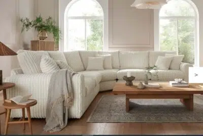 أريكة زاوية كبيرة، تصميم عصري، أبعاد كبيرة، راحة مريحة.