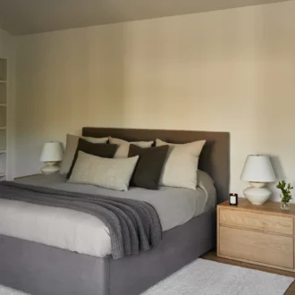 سرير باسيفيك المبطن بكتان، تصميم عصري، يوفر راحة مريحة في السعودية.