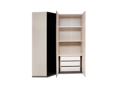 دولاب ثلاثي الأبواب